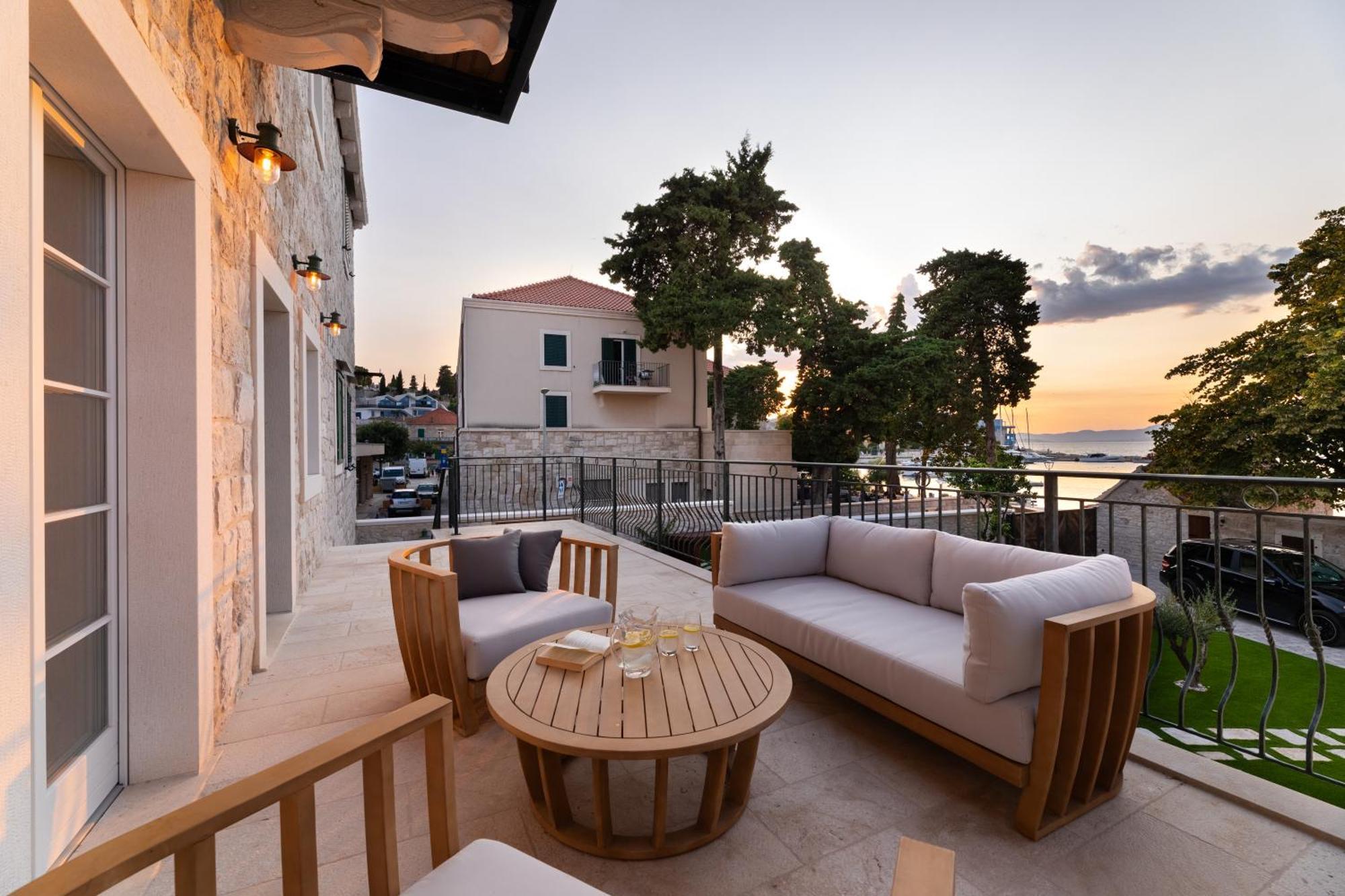Stefi Villa *