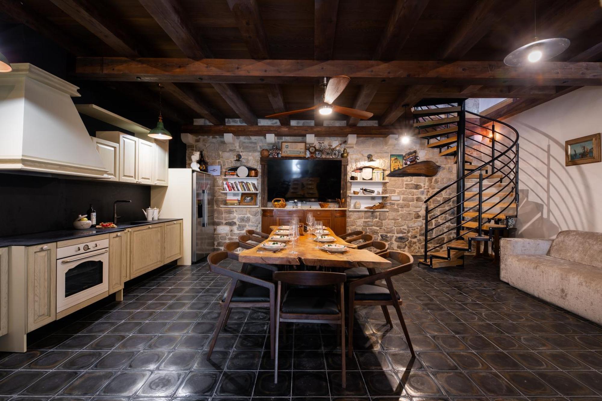Stefi Villa *